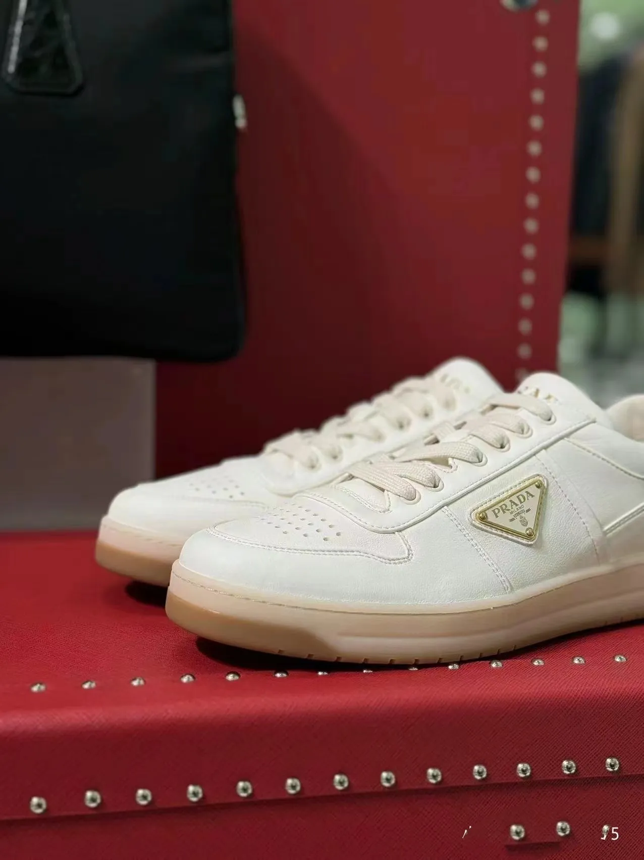 P380 Yuan 38-45 Prada Prada’s new men’s leather sports shoes, the highest version on the market, any comparison is welcome🆚! The original leather has excellent texture and is super high-end! Fetal sheep net lining imported from Italy, removable pad! Luxurious materials and fine workmanship, highly recommended!